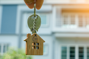 Image of house shaped key ring in front a house