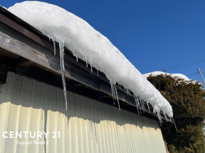 Picture of a roof with snow & possible ice dam